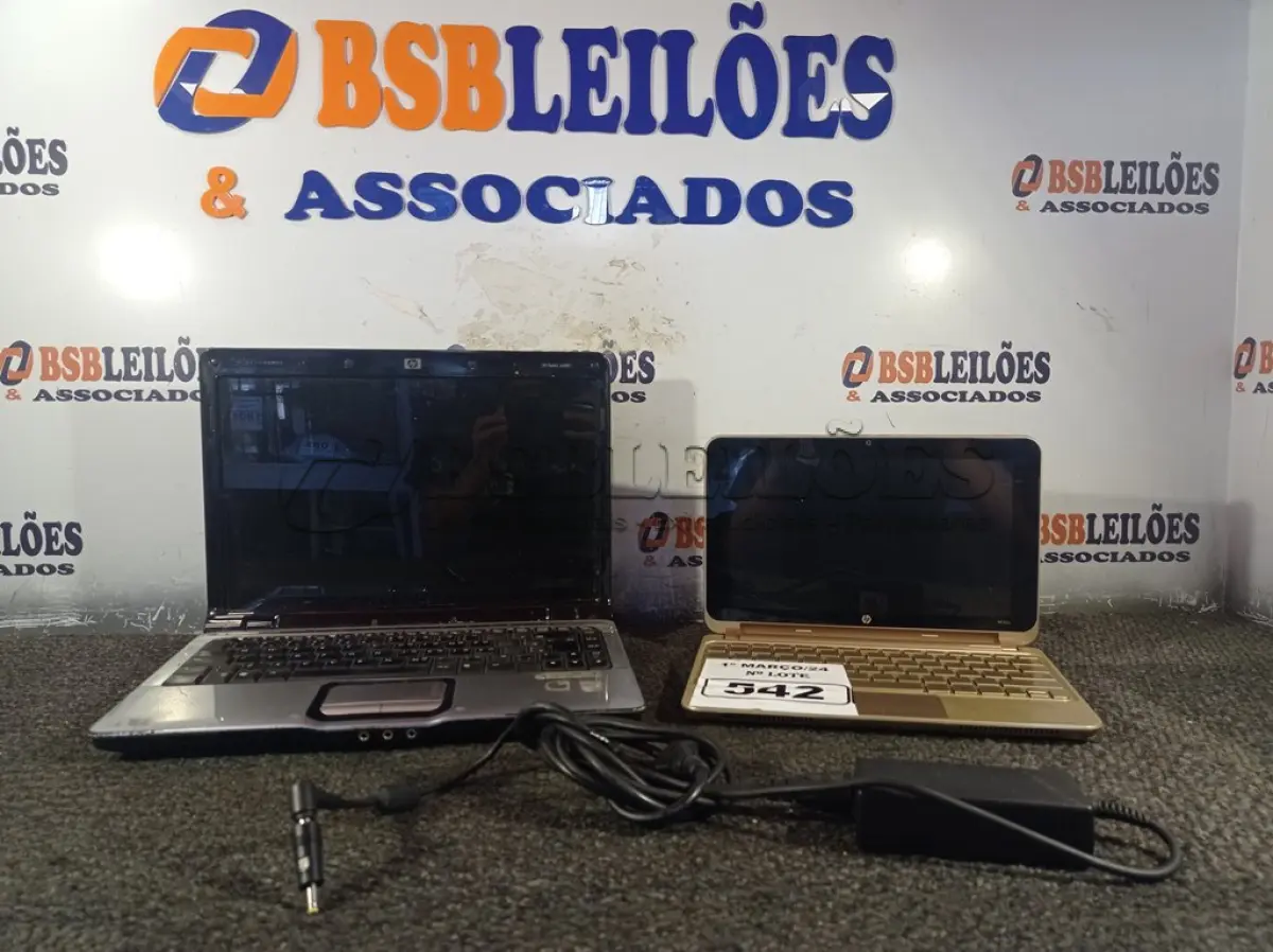 LOTE 542 - 02 NOTEBOOKS, SENDO 01 COM FONTE. (NO ESTADO) ATENÇÃO! FAZER A VISITAÇÃO ANTES DE ARREMATAR, NÃO SABEMOS SE FUNCIONA. LEILÃO NÃO TEM GARANTIA E NEM DEVOLUÇÃO, SUJEITO A POSSÍVEIS AVARIAS VISÍVEIS/OCULTAS E/OU AUSÊNCIA DE COMPONENTES.