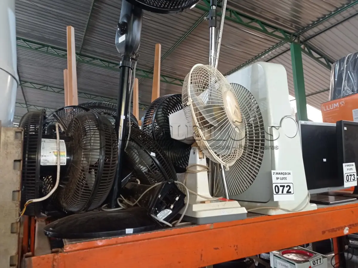 LOTE 072 - 01 LOTE COM VÁRIOS VENTILADORES MARCAS E MODELOS DIVERSOS. (NO ESTADO) ATENÇÃO! FAZER A VISITAÇÃO ANTES DE ARREMATAR, NÃO SABEMOS SE FUNCIONA. LEILÃO NÃO TEM GARANTIA E NEM DEVOLUÇÃO, SUJEITO A POSSÍVEIS AVARIAS VISÍVEIS/OCULTAS E/OU AUSÊNCIA DE COMPONENTES.