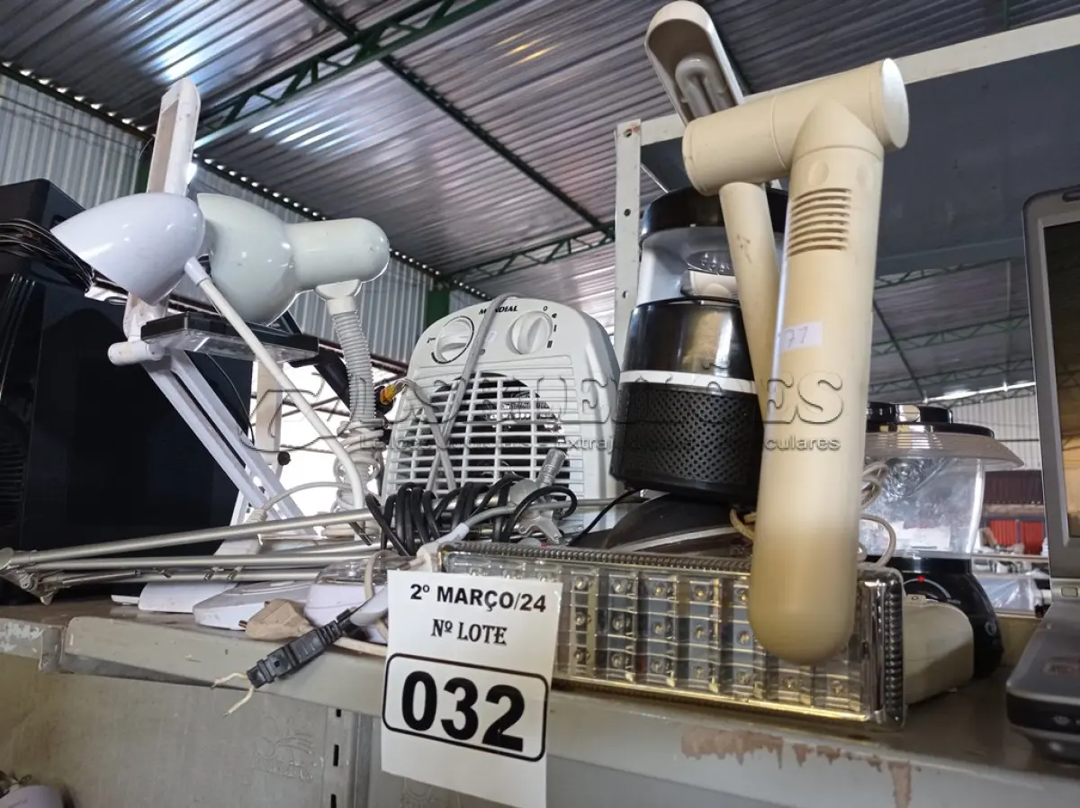LOTE 032 - 01 AQUECEDOR E VÁRIAS LUMINÁRIAS MARCAS E MODELOS DIVERSOS. (NO ESTADO) ATENÇÃO! FAZER A VISITAÇÃO ANTES DE ARREMATAR, NÃO SABEMOS SE FUNCIONA. LEILÃO NÃO TEM GARANTIA E NEM DEVOLUÇÃO, SUJEITO A POSSÍVEIS AVARIAS VISÍVEIS/OCULTAS E/OU AUSÊNCIA DE COMPONENTES.