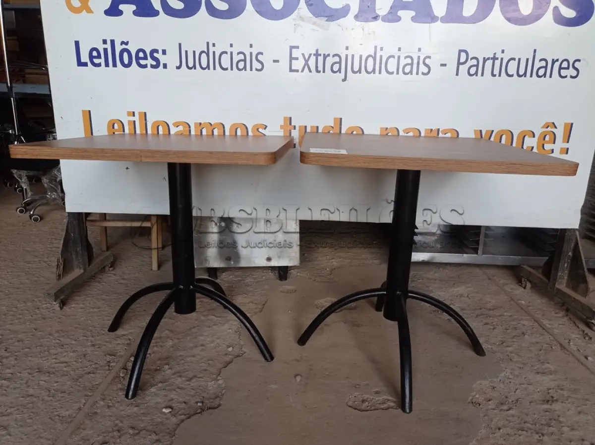 LOTE 069 - 02 MESAS COM TAMPO DE MADEIRA E PÉS DE FERRO MEDINDO 70CMX70CM. (NO ESTADO, NÃO SABEMOS SE FUNCIONA. LEILÃO NÃO TEM GARANTIA E NEM DEVOLUÇÃO).