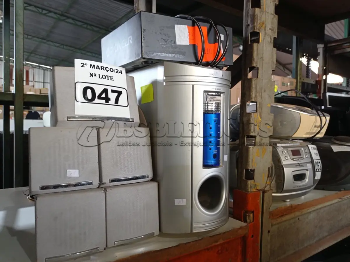 LOTE 047 - 01 CDJ PIONNER, 01 SUBWOOFER E 05 CAIXINHAS DE SOM. (NO ESTADO) ATENÇÃO! FAZER A VISITAÇÃO ANTES DE ARREMATAR, NÃO SABEMOS SE FUNCIONA. LEILÃO NÃO TEM GARANTIA E NEM DEVOLUÇÃO, SUJEITO A POSSÍVEIS AVARIAS VISÍVEIS/OCULTAS E/OU AUSÊNCIA DE COMPONENTES.