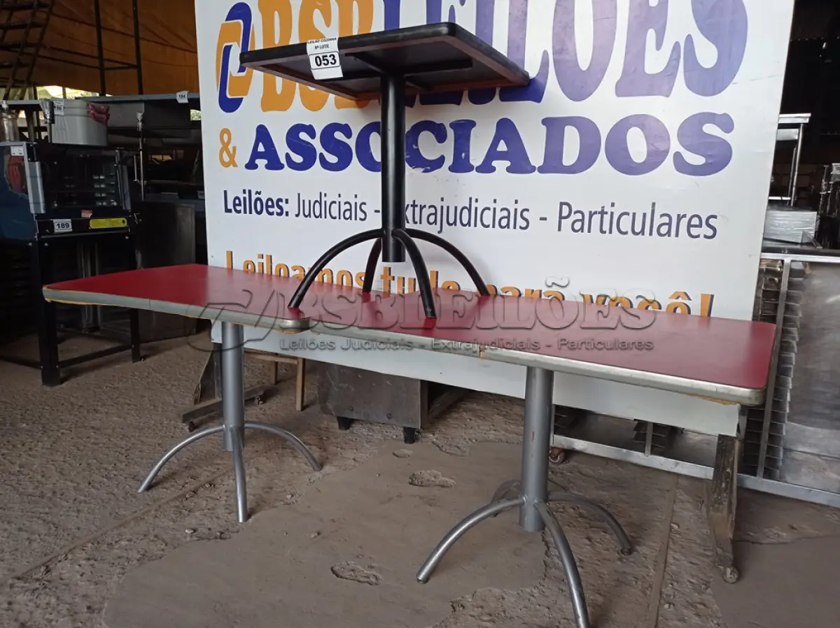 LOTE 053 - 03 MESAS DE MADEIRA E PÉS DE FERRO MEDIDAS VARIADAS. (NO ESTADO, NÃO SABEMOS SE FUNCIONA. LEILÃO NÃO TEM GARANTIA E NEM DEVOLUÇÃO).