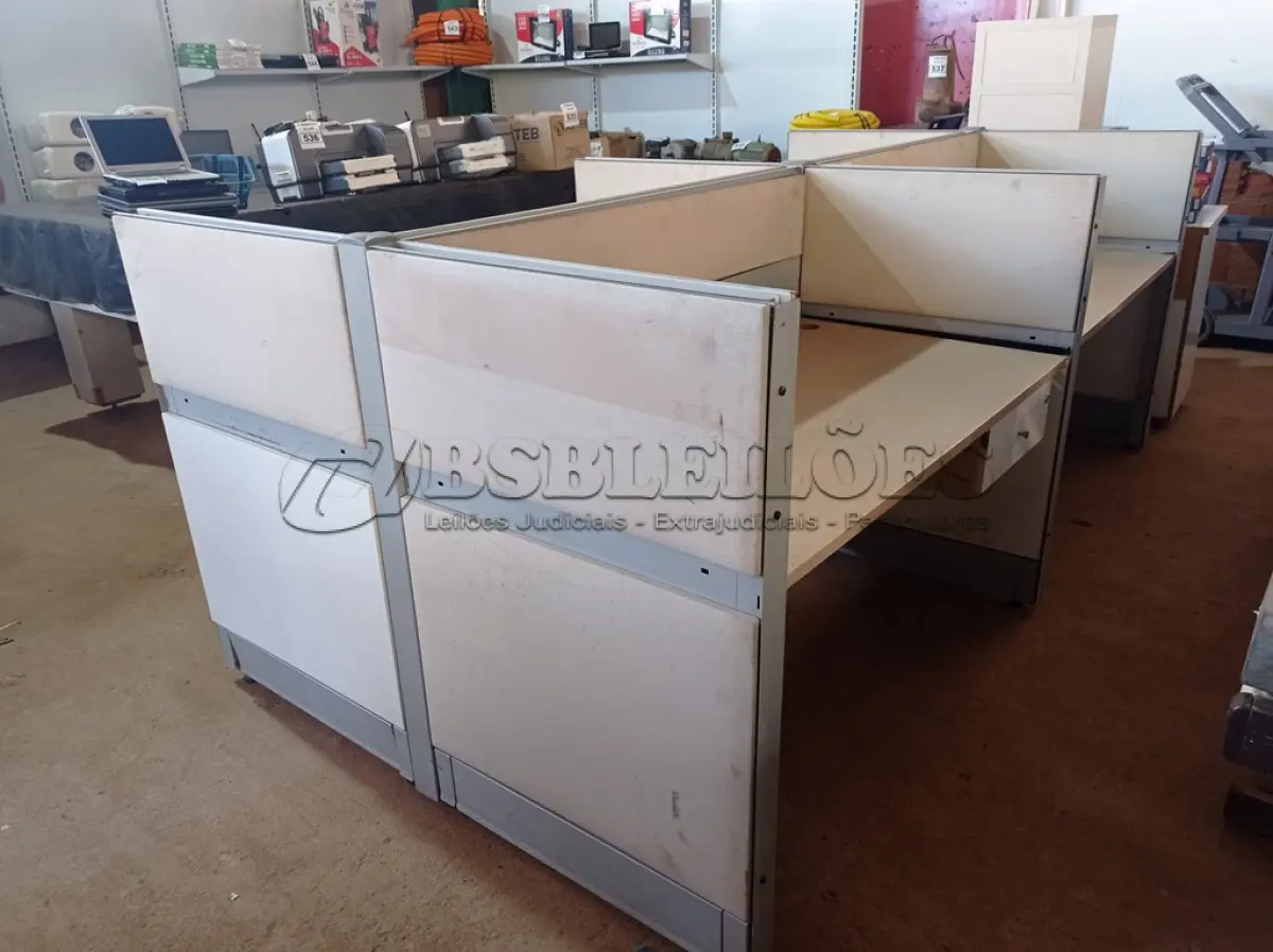 LOTE 530 - 01 BAIA PARA ESCRITORIO COM 04 LUGARES. (NO ESTADO) ATENÇÃO! FAZER A VISITAÇÃO ANTES DE ARREMATAR, NÃO SABEMOS SE FUNCIONA. LEILÃO NÃO TEM GARANTIA E NEM DEVOLUÇÃO, SUJEITO A POSSÍVEIS AVARIAS VISÍVEIS/OCULTAS E/OU AUSÊNCIA DE COMPONENTES.