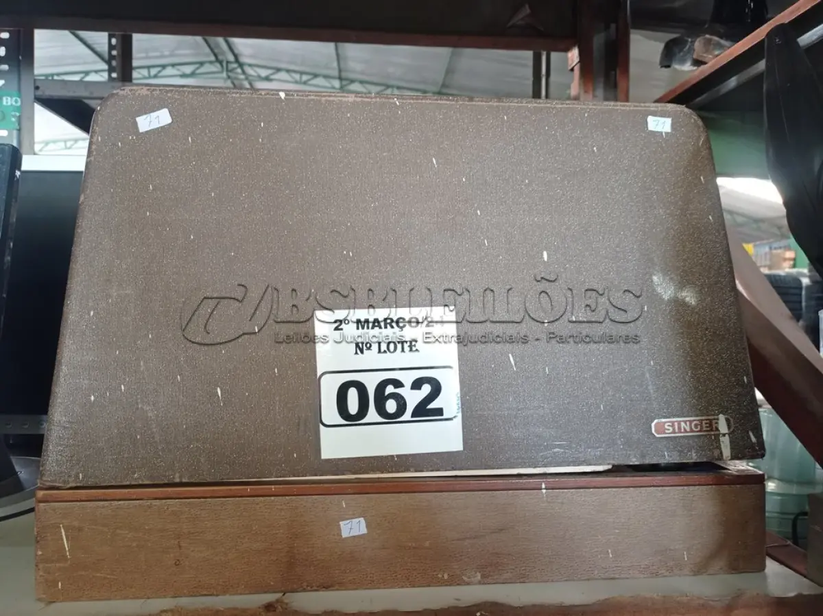 LOTE 062 - 01 MÁQUINA DE COSTURA MARCA SINGER. (NO ESTADO) ATENÇÃO! FAZER A VISITAÇÃO ANTES DE ARREMATAR, NÃO SABEMOS SE FUNCIONA. LEILÃO NÃO TEM GARANTIA E NEM DEVOLUÇÃO, SUJEITO A POSSÍVEIS AVARIAS VISÍVEIS/OCULTAS E/OU AUSÊNCIA DE COMPONENTES.