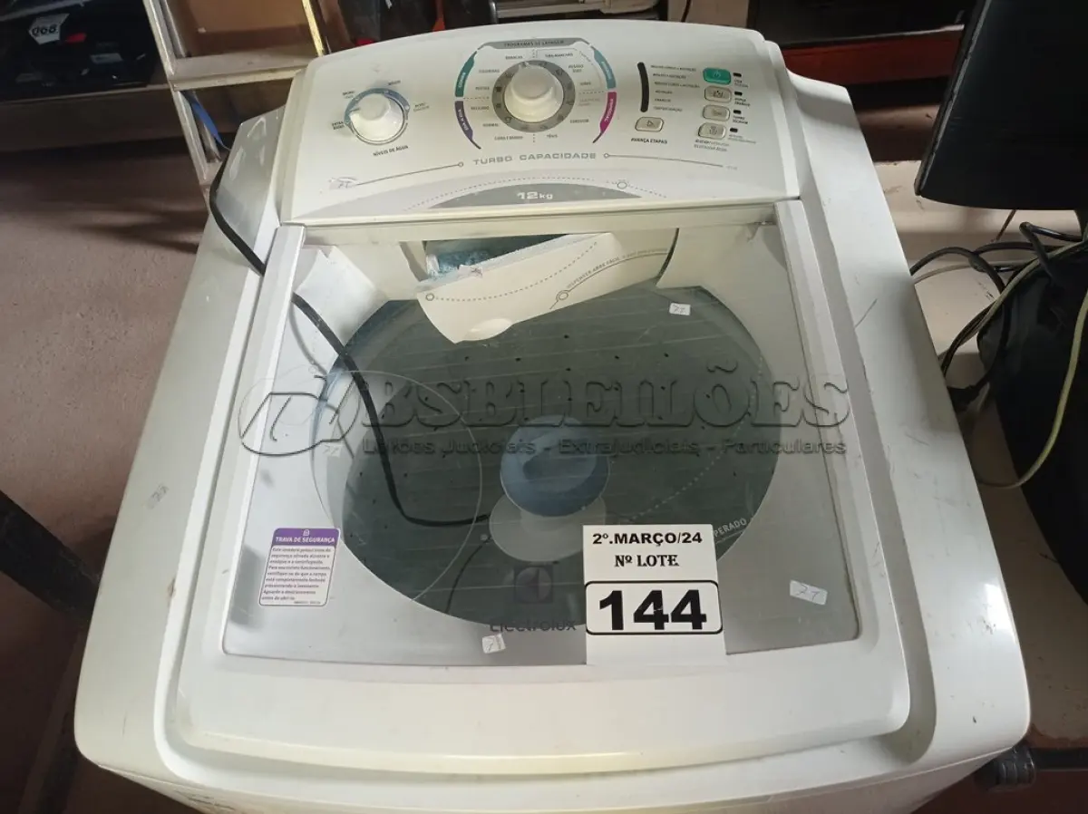 LOTE 144 - 01 MÁQUINA DE LAVAR ROUPAS MARCA ELECTROLUX 12KG 220V. (NO ESTADO) ATENÇÃO! FAZER A VISITAÇÃO ANTES DE ARREMATAR, NÃO SABEMOS SE FUNCIONA. LEILÃO NÃO TEM GARANTIA E NEM DEVOLUÇÃO, SUJEITO A POSSÍVEIS AVARIAS VISÍVEIS/OCULTAS E/OU AUSÊNCIA DE COMPONENTES.