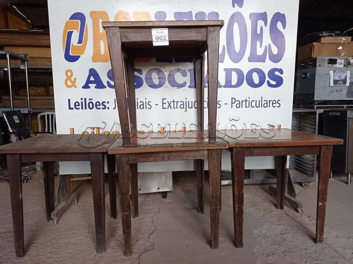 LOTE 002 - 04 MESAS DE MADEIRA MEDINDO 80CMX80CM. (NO ESTADO, NÃO SABEMOS SE FUNCIONA. LEILÃO NÃO TEM GARANTIA E NEM DEVOLUÇÃO).