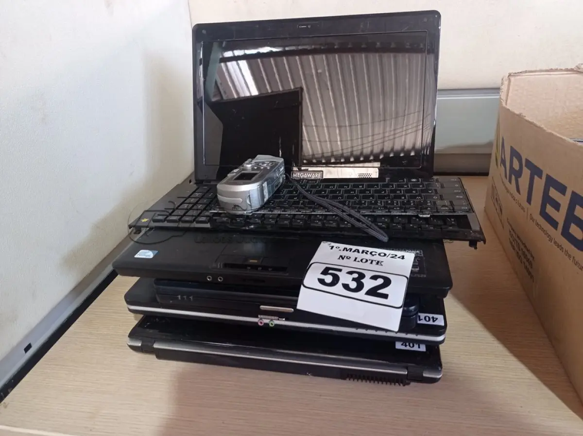 LOTE 532 - 04 NOTEBOOKS, 02 TECLADOS E 01 MÁQUINA FOTOGRÁFICA ANTIGA PARA RETIRADA DE PEÇAS, (NO ESTADO) ATENÇÃO! FAZER A VISITAÇÃO ANTES DE ARREMATAR, NÃO SABEMOS SE FUNCIONA. LEILÃO NÃO TEM GARANTIA E NEM DEVOLUÇÃO, SUJEITO A POSSÍVEIS AVARIAS VISÍVEIS/OCULTAS E/OU AUSÊNCIA DE COMPONENTES.