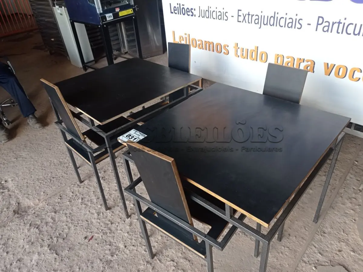LOTE 031 - 02 MESAS DESIGN ARROJADO COM TAMPO DE MADEIRA E PÉS DE FERRO COM 04 CADEIRAS MEDINDO 80CMX80CM. (NO ESTADO, NÃO SABEMOS SE FUNCIONA. LEILÃO NÃO TEM GARANTIA E NEM DEVOLUÇÃO).