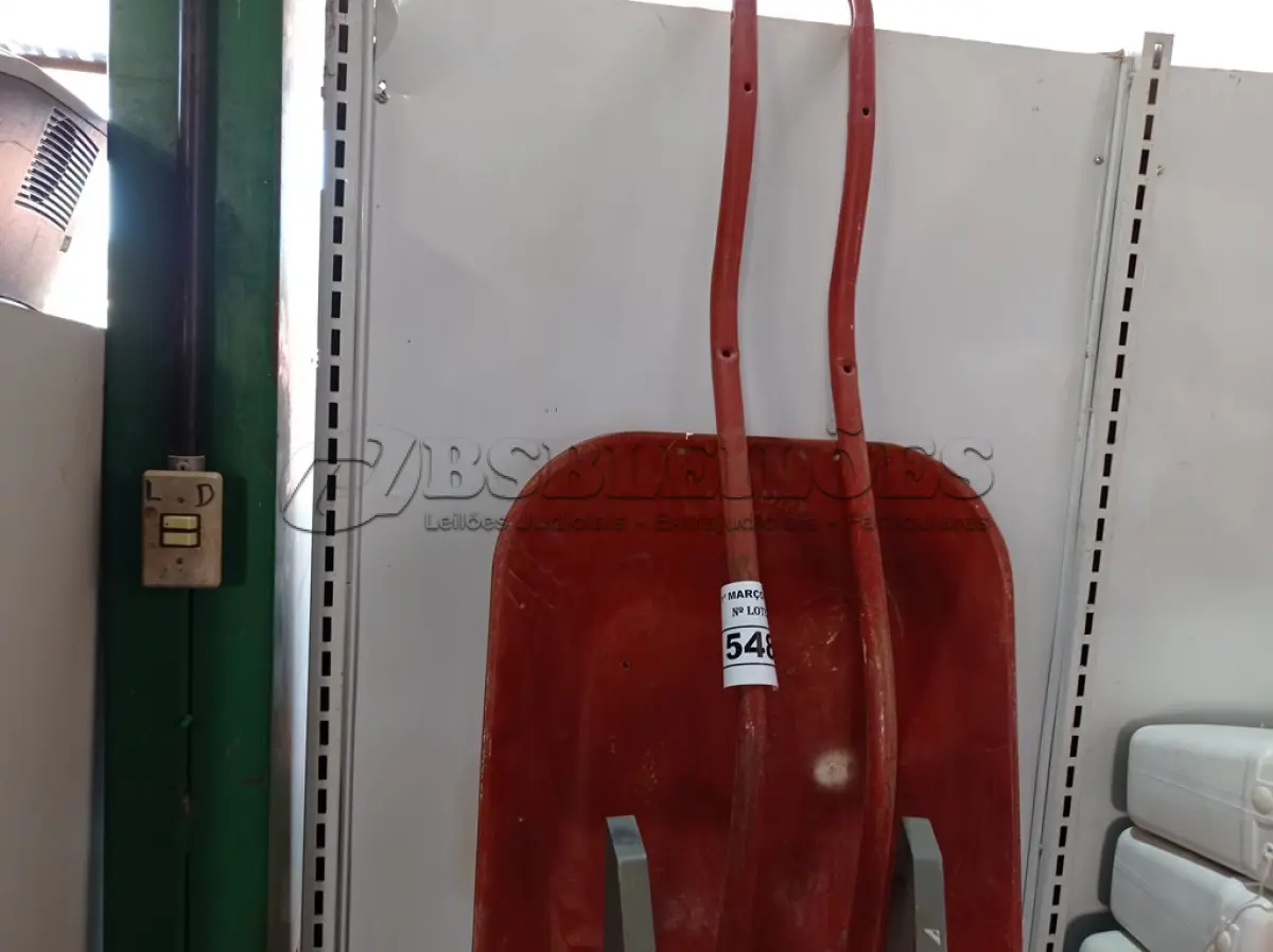 LOTE 548 - 01 CARRINHO DE MÃO INCOMPLETO (NO ESTADO) ATENÇÃO! FAZER A VISITAÇÃO ANTES DE ARREMATAR, NÃO SABEMOS SE FUNCIONA. LEILÃO NÃO TEM GARANTIA E NEM DEVOLUÇÃO, SUJEITO A POSSÍVEIS AVARIAS VISÍVEIS/OCULTAS E/OU AUSÊNCIA DE COMPONENTES.