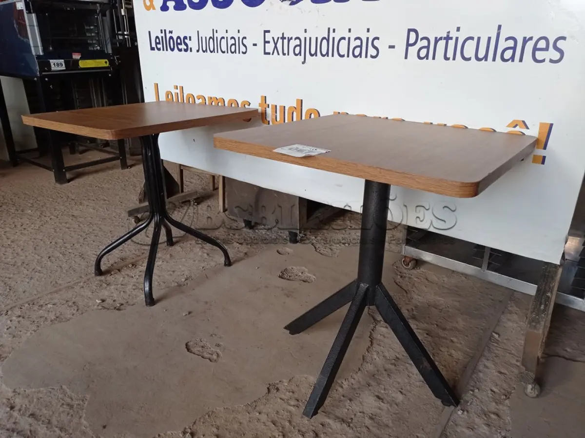 LOTE 067 - 02 MESAS COM TAMPO DE MADEIRA E PÉS DE FERRO MEDINDO 70CMX70CM. (NO ESTADO, NÃO SABEMOS SE FUNCIONA. LEILÃO NÃO TEM GARANTIA E NEM DEVOLUÇÃO).