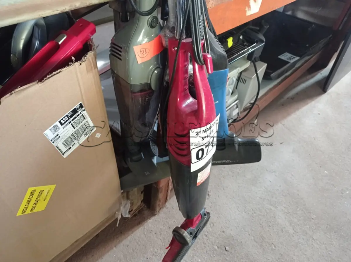 LOTE 071 - 04 ASPIRADORES DE PÓ MARCAS E MODELOS DIVERSOS. (NO ESTADO) ATENÇÃO! FAZER A VISITAÇÃO ANTES DE ARREMATAR, NÃO SABEMOS SE FUNCIONA. LEILÃO NÃO TEM GARANTIA E NEM DEVOLUÇÃO, SUJEITO A POSSÍVEIS AVARIAS VISÍVEIS/OCULTAS E/OU AUSÊNCIA DE COMPONENTES.