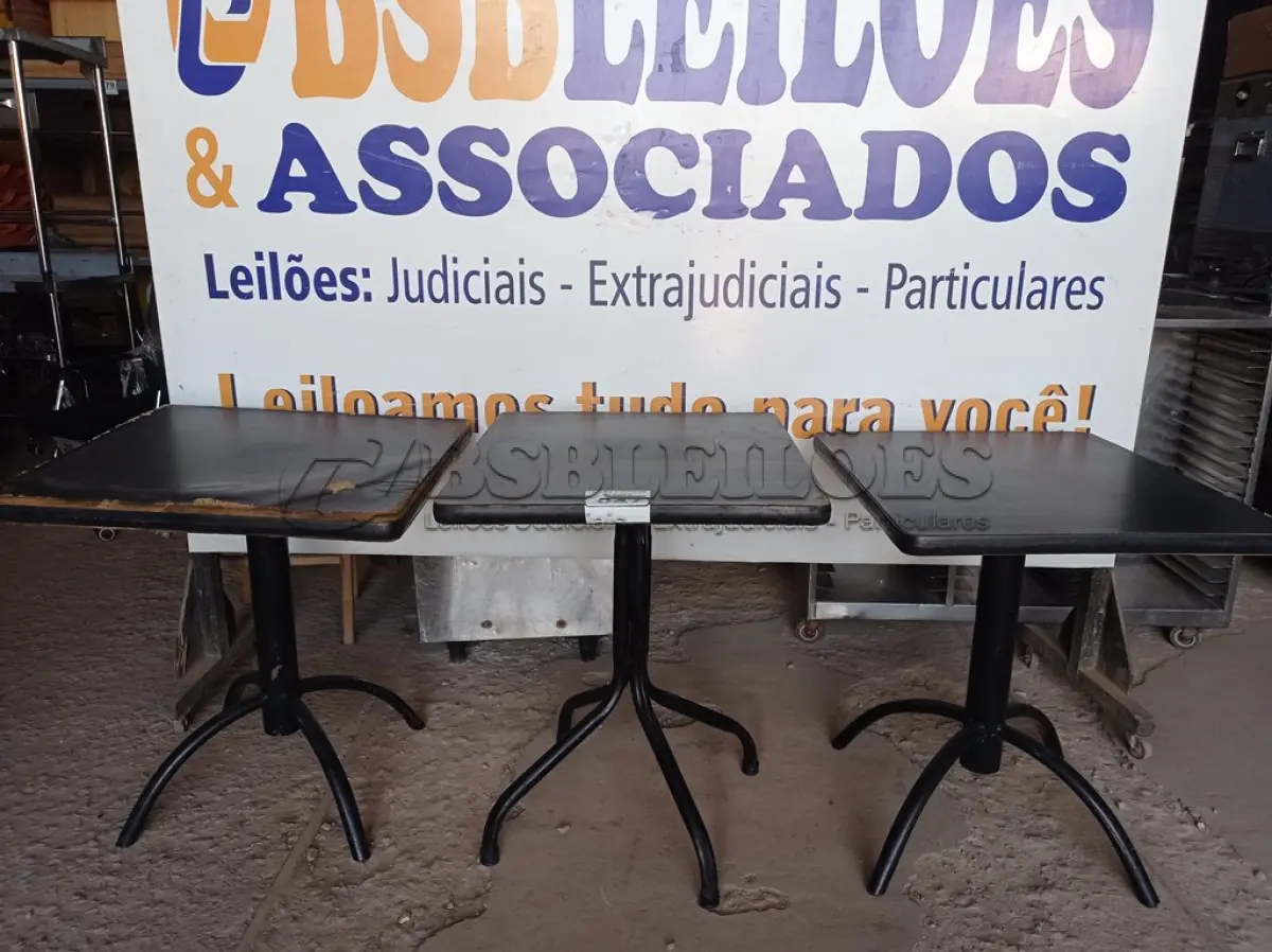 LOTE 047 - 03 MESAS DE MADEIRA E PÉS DE FERRO MEDIDAS VARIADAS. (NO ESTADO, NÃO SABEMOS SE FUNCIONA. LEILÃO NÃO TEM GARANTIA E NEM DEVOLUÇÃO).