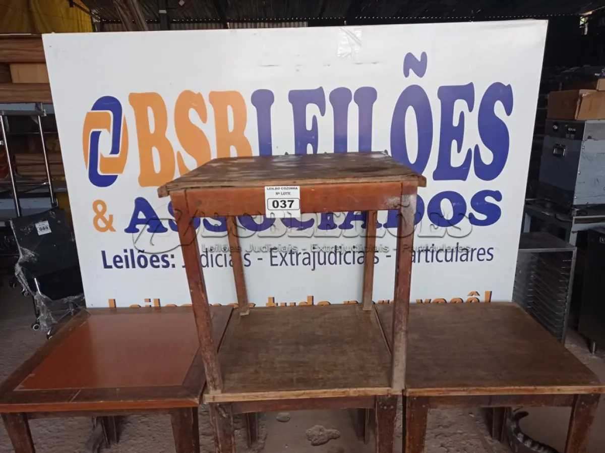 LOTE 037 - 04 MESAS DE MADEIRA MEDINDO 80CMX80CM. (NO ESTADO, NÃO SABEMOS SE FUNCIONA. LEILÃO NÃO TEM GARANTIA E NEM DEVOLUÇÃO).