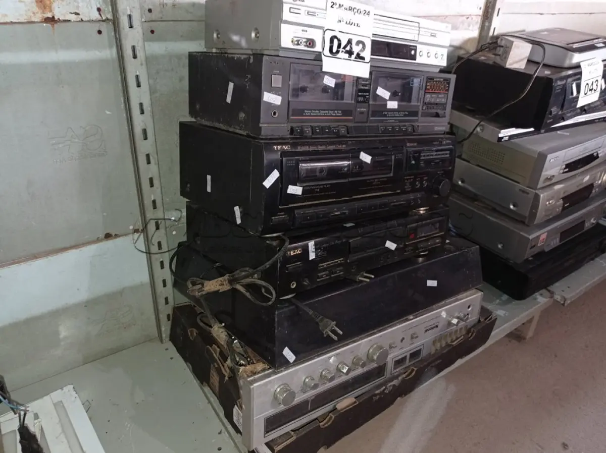LOTE 042 - 02 CASSETES DECK, 02 APARELHOS DE DVD E 01 APARELHO DE SOM MARCA NATIONAL. (NO ESTADO) ATENÇÃO! FAZER A VISITAÇÃO ANTES DE ARREMATAR, NÃO SABEMOS SE FUNCIONA. LEILÃO NÃO TEM GARANTIA E NEM DEVOLUÇÃO, SUJEITO A POSSÍVEIS AVARIAS VISÍVEIS/OCULTAS E/OU AUSÊNCIA DE COMPONENTES.