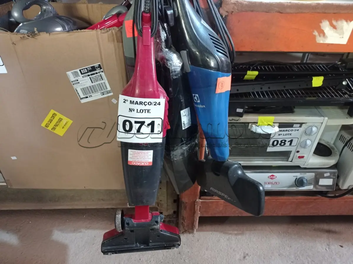 LOTE 071 - 04 ASPIRADORES DE PÓ MARCAS E MODELOS DIVERSOS. (NO ESTADO) ATENÇÃO! FAZER A VISITAÇÃO ANTES DE ARREMATAR, NÃO SABEMOS SE FUNCIONA. LEILÃO NÃO TEM GARANTIA E NEM DEVOLUÇÃO, SUJEITO A POSSÍVEIS AVARIAS VISÍVEIS/OCULTAS E/OU AUSÊNCIA DE COMPONENTES.