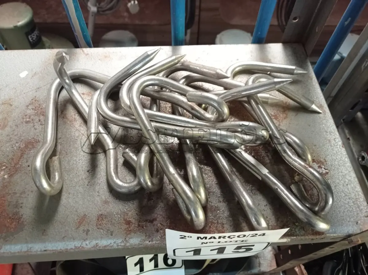 LOTE 115 - 12 GANCHOS EM AÇO INOX. (NO ESTADO) ATENÇÃO! FAZER A VISITAÇÃO ANTES DE ARREMATAR, NÃO SABEMOS SE FUNCIONA. LEILÃO NÃO TEM GARANTIA E NEM DEVOLUÇÃO, SUJEITO A POSSÍVEIS AVARIAS VISÍVEIS/OCULTAS E/OU AUSÊNCIA DE COMPONENTES.