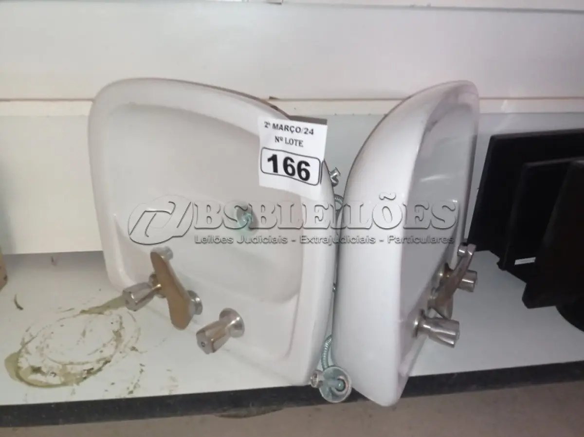 LOTE 166 - 02 CUBAS PARA LAVATÓRIO COM TORNEIRAS DE METAL COM ACIONAMENTO DUPLO. (NO ESTADO) ATENÇÃO! FAZER A VISITAÇÃO ANTES DE ARREMATAR, NÃO SABEMOS SE FUNCIONA. LEILÃO NÃO TEM GARANTIA E NEM DEVOLUÇÃO, SUJEITO A POSSÍVEIS AVARIAS VISÍVEIS/OCULTAS E/OU AUSÊNCIA DE COMPONENTES.