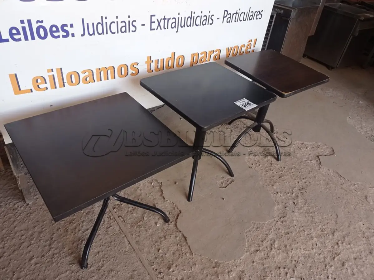 LOTE 046 - 03 MESAS DE MADEIRA E PÉS DE FERRO MEDIDAS VARIADAS. (NO ESTADO, NÃO SABEMOS SE FUNCIONA. LEILÃO NÃO TEM GARANTIA E NEM DEVOLUÇÃO).