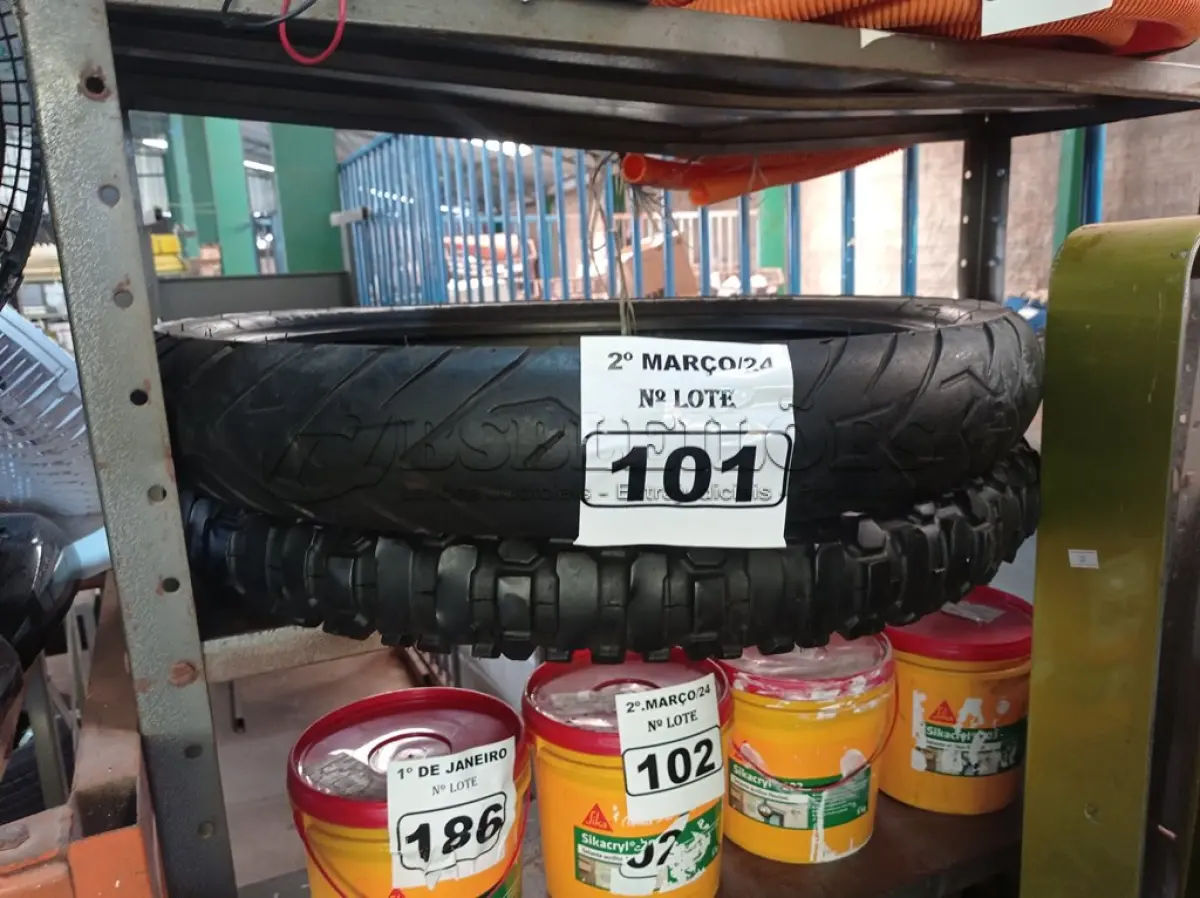 LOTE 101 - 02 PNEUS DE MOTO. (NO ESTADO) ATENÇÃO! FAZER A VISITAÇÃO ANTES DE ARREMATAR, NÃO SABEMOS SE FUNCIONA. LEILÃO NÃO TEM GARANTIA E NEM DEVOLUÇÃO, SUJEITO A POSSÍVEIS AVARIAS VISÍVEIS/OCULTAS E/OU AUSÊNCIA DE COMPONENTES.