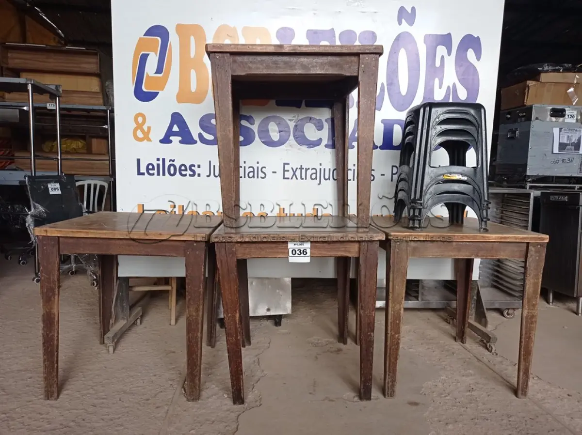 LOTE 036 - 04 MESAS EM MADEIRA MEDINDO 80CMX80CM COM 04 BANQUETAS DE PLÁSTICO. (NO ESTADO, NÃO SABEMOS SE FUNCIONA. LEILÃO NÃO TEM GARANTIA E NEM DEVOLUÇÃO).