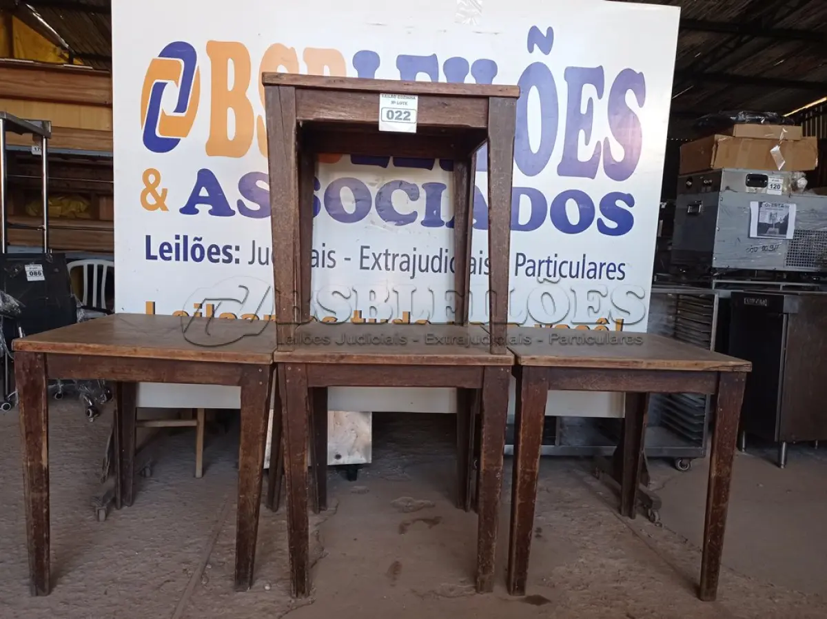 LOTE 022 - 04 MESAS EM MADEIRA MEDINDO 80X80CM. (NO ESTADO, NÃO SABEMOS SE FUNCIONA. LEILÃO NÃO TEM GARANTIA E NEM DEVOLUÇÃO).