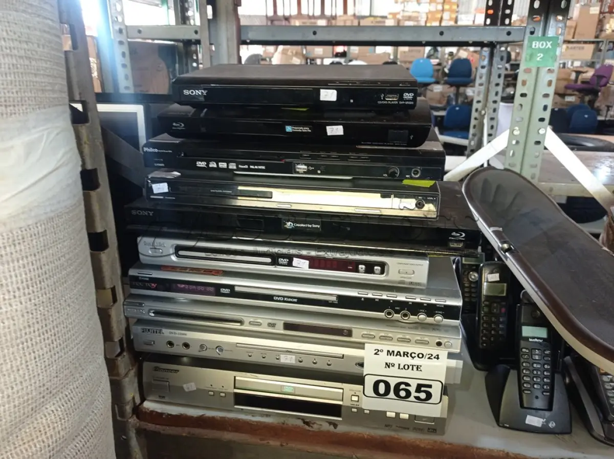 LOTE 065 - 10 APARELHOS DE DVD MARCAS E MODELOS DIVERSOS PARA RETIRADA DE PEÇAS. (NO ESTADO) ATENÇÃO! FAZER A VISITAÇÃO ANTES DE ARREMATAR, NÃO SABEMOS SE FUNCIONA. LEILÃO NÃO TEM GARANTIA E NEM DEVOLUÇÃO, SUJEITO A POSSÍVEIS AVARIAS VISÍVEIS/OCULTAS E/OU AUSÊNCIA DE COMPONENTES.