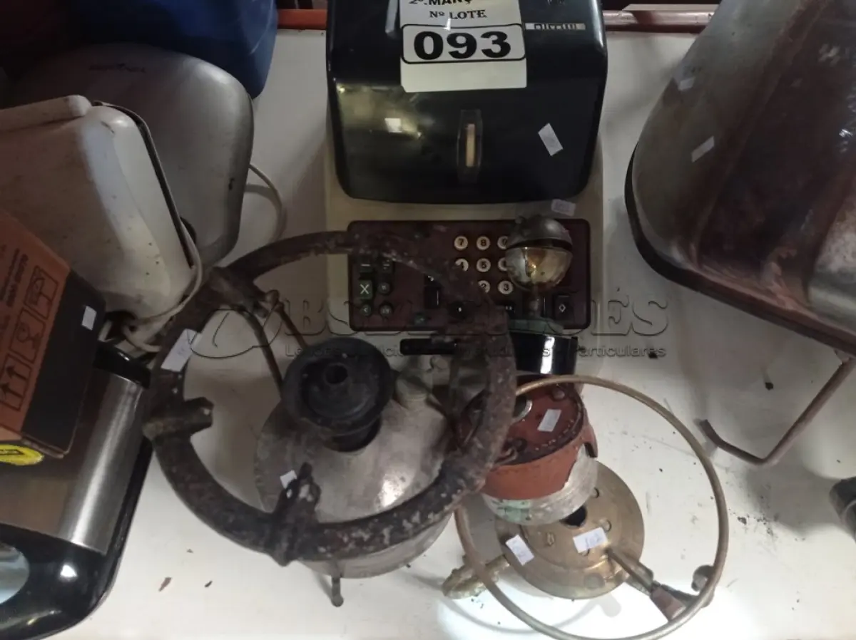 LOTE 093 - 01 MÁQUINA DE ESCREVER E 03 FOGAREIROS ANTIGOS. (NO ESTADO) ATENÇÃO! FAZER A VISITAÇÃO ANTES DE ARREMATAR, NÃO SABEMOS SE FUNCIONA. LEILÃO NÃO TEM GARANTIA E NEM DEVOLUÇÃO, SUJEITO A POSSÍVEIS AVARIAS VISÍVEIS/OCULTAS E/OU AUSÊNCIA DE COMPONENTES.