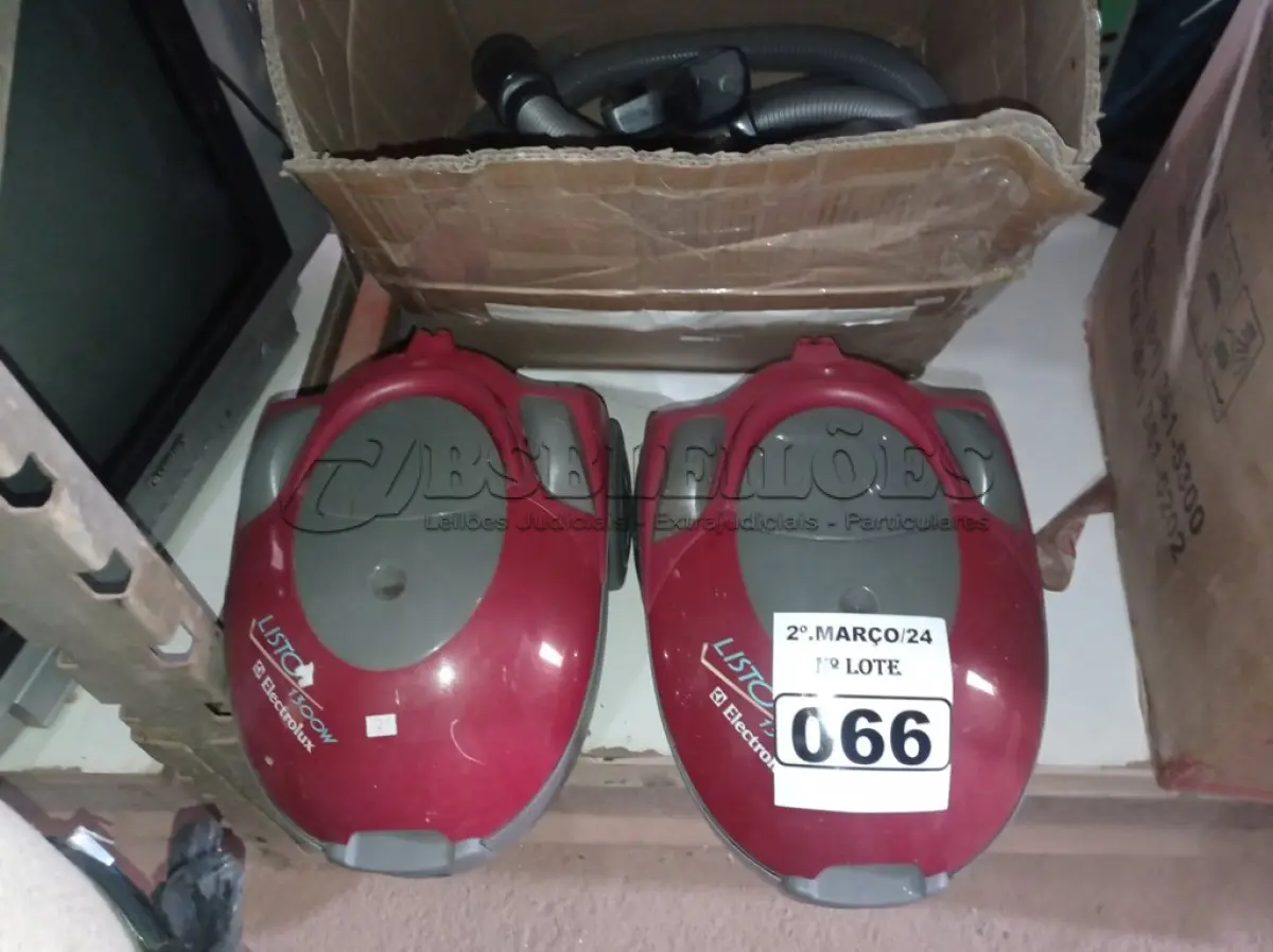 LOTE 066 - 02 ASPIRADORES DE PÓ MARCAS E MODELOS DIVERSOS. (NO ESTADO) ATENÇÃO! FAZER A VISITAÇÃO ANTES DE ARREMATAR, NÃO SABEMOS SE FUNCIONA. LEILÃO NÃO TEM GARANTIA E NEM DEVOLUÇÃO, SUJEITO A POSSÍVEIS AVARIAS VISÍVEIS/OCULTAS E/OU AUSÊNCIA DE COMPONENTES.