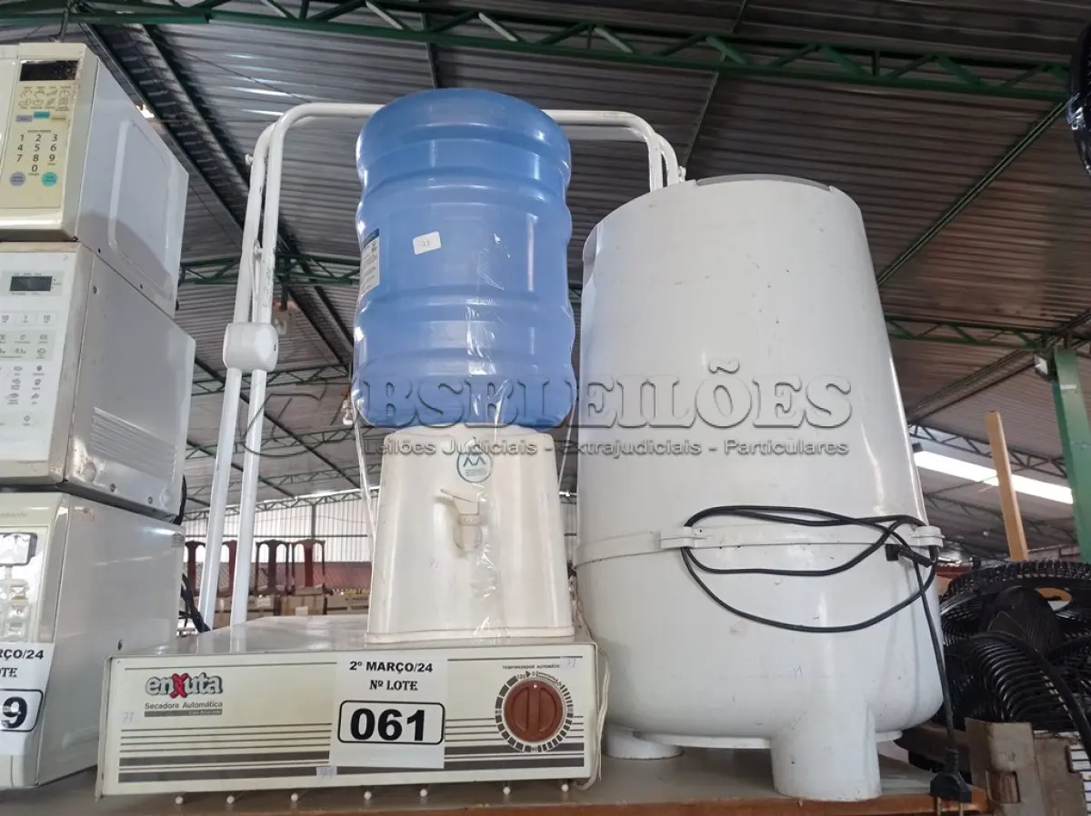 LOTE 061 - 01 CENTRIFUGA, 01 SUPORTE PARA BANHEIRA, 01 SUPORTE PARA GARRAFÃO E 01 SECADORA AUTOMÁTICA. (NO ESTADO) ATENÇÃO! FAZER A VISITAÇÃO ANTES DE ARREMATAR, NÃO SABEMOS SE FUNCIONA. LEILÃO NÃO TEM GARANTIA E NEM DEVOLUÇÃO, SUJEITO A POSSÍVEIS AVARIAS VISÍVEIS/OCULTAS E/OU AUSÊNCIA DE COMPONENTES.