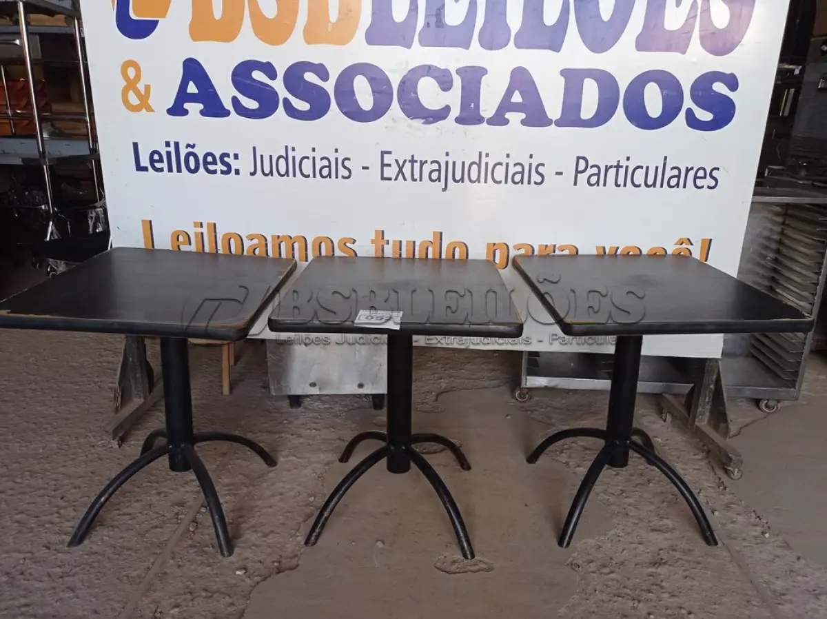 LOTE 052 - 03 MESAS DE MADEIRA E PÉS DE FERRO MEDIDAS VARIADAS. (NO ESTADO, NÃO SABEMOS SE FUNCIONA. LEILÃO NÃO TEM GARANTIA E NEM DEVOLUÇÃO).
