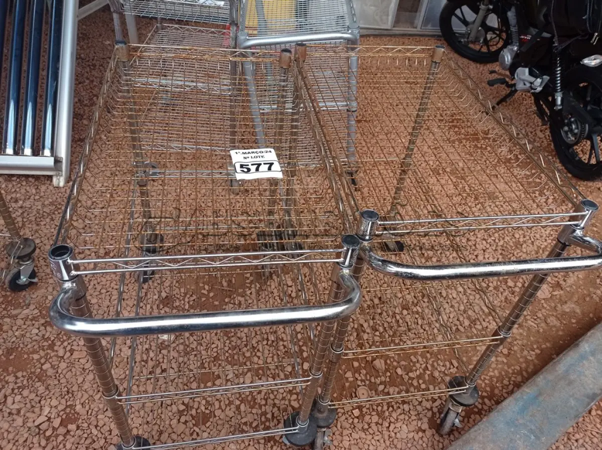 LOTE 577 - 02 CARRINHOS PARA TRANSPORTE DE ALIMENTOS. (NO ESTADO) ATENÇÃO! FAZER A VISITAÇÃO ANTES DE ARREMATAR, NÃO SABEMOS SE FUNCIONA. LEILÃO NÃO TEM GARANTIA E NEM DEVOLUÇÃO, SUJEITO A POSSÍVEIS AVARIAS VISÍVEIS/OCULTAS E/OU AUSÊNCIA DE COMPONENTES.