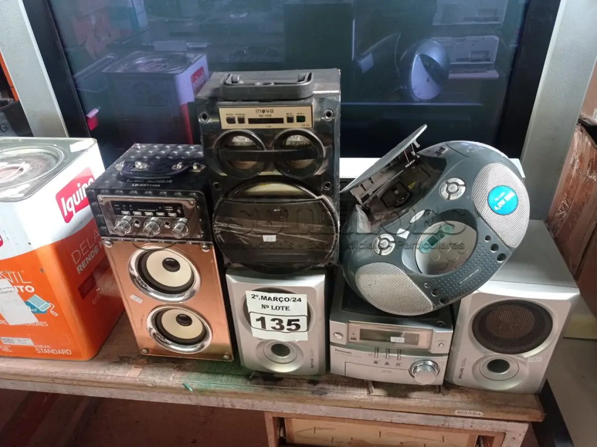 LOTE 135 - 01 TECLADO MUSICAL E 04 APARELHOS DE SOM MARCAS E MODELOS DIVERSOS. (NO ESTADO) ATENÇÃO! FAZER A VISITAÇÃO ANTES DE ARREMATAR, NÃO SABEMOS SE FUNCIONA. LEILÃO NÃO TEM GARANTIA E NEM DEVOLUÇÃO, SUJEITO A POSSÍVEIS AVARIAS VISÍVEIS/OCULTAS E/OU AUSÊNCIA DE COMPONENTES.