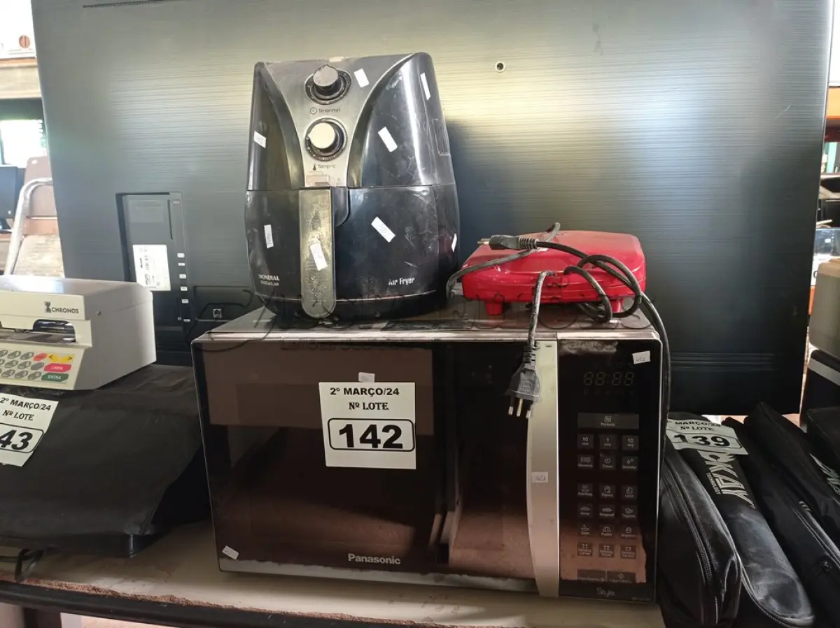 LOTE 142 - 01 MICRO-ONDAS, 01 AIR FRY E 01 SANDUICHEIRA. (NO ESTADO) ATENÇÃO! FAZER A VISITAÇÃO ANTES DE ARREMATAR, NÃO SABEMOS SE FUNCIONA. LEILÃO NÃO TEM GARANTIA E NEM DEVOLUÇÃO, SUJEITO A POSSÍVEIS AVARIAS VISÍVEIS/OCULTAS E/OU AUSÊNCIA DE COMPONENTES.