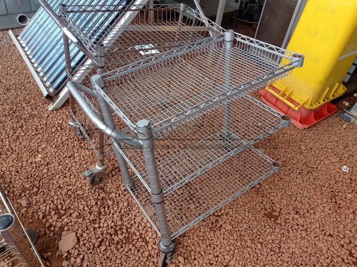 LOTE 578 - 02 CARRINHOS PARA TRANSPORTE DE ALIMENTOS. (NO ESTADO) ATENÇÃO! FAZER A VISITAÇÃO ANTES DE ARREMATAR, NÃO SABEMOS SE FUNCIONA. LEILÃO NÃO TEM GARANTIA E NEM DEVOLUÇÃO, SUJEITO A POSSÍVEIS AVARIAS VISÍVEIS/OCULTAS E/OU AUSÊNCIA DE COMPONENTES.