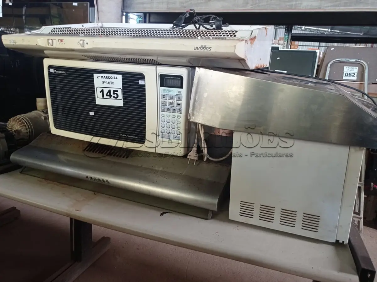 LOTE 145 - 02 MICRO-ONDAS E 03 DEPURADORES DE AR MARCAS E MODELOS DIVERSOS. (NO ESTADO) ATENÇÃO! FAZER A VISITAÇÃO ANTES DE ARREMATAR, NÃO SABEMOS SE FUNCIONA. LEILÃO NÃO TEM GARANTIA E NEM DEVOLUÇÃO, SUJEITO A POSSÍVEIS AVARIAS VISÍVEIS/OCULTAS E/OU AUSÊNCIA DE COMPONENTES.