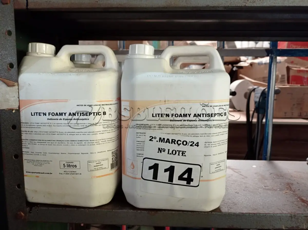 LOTE 114 - 20 LITROS DE SABONETE DE ESPUMA ANTISSÉPTICO. (NO ESTADO) ATENÇÃO! FAZER A VISITAÇÃO ANTES DE ARREMATAR, NÃO SABEMOS SE FUNCIONA. LEILÃO NÃO TEM GARANTIA E NEM DEVOLUÇÃO, SUJEITO A POSSÍVEIS AVARIAS VISÍVEIS/OCULTAS E/OU AUSÊNCIA DE COMPONENTES.