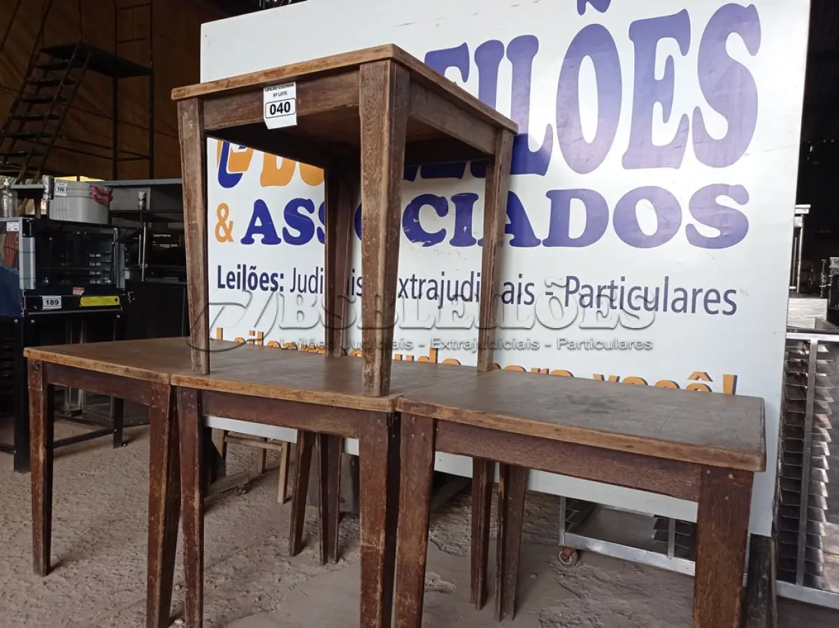 LOTE 040 - 04 MESAS DE MADEIRA MEDINDO 80CMX80CM. (NO ESTADO, NÃO SABEMOS SE FUNCIONA. LEILÃO NÃO TEM GARANTIA E NEM DEVOLUÇÃO).