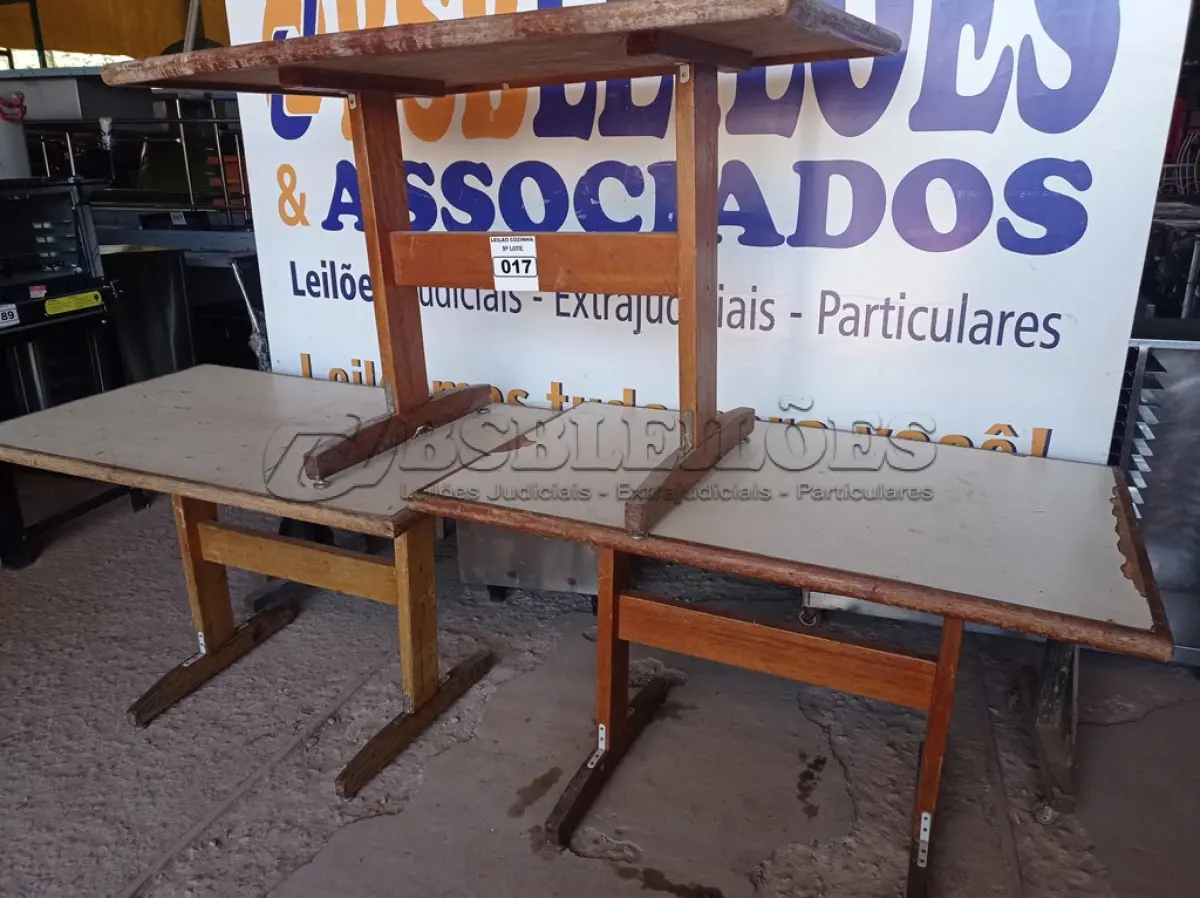 LOTE 017 - 03 MESAS DE MADEIRA MEDINDO 120CMX75CM. (NO ESTADO, NÃO SABEMOS SE FUNCIONA. LEILÃO NÃO TEM GARANTIA E NEM DEVOLUÇÃO).