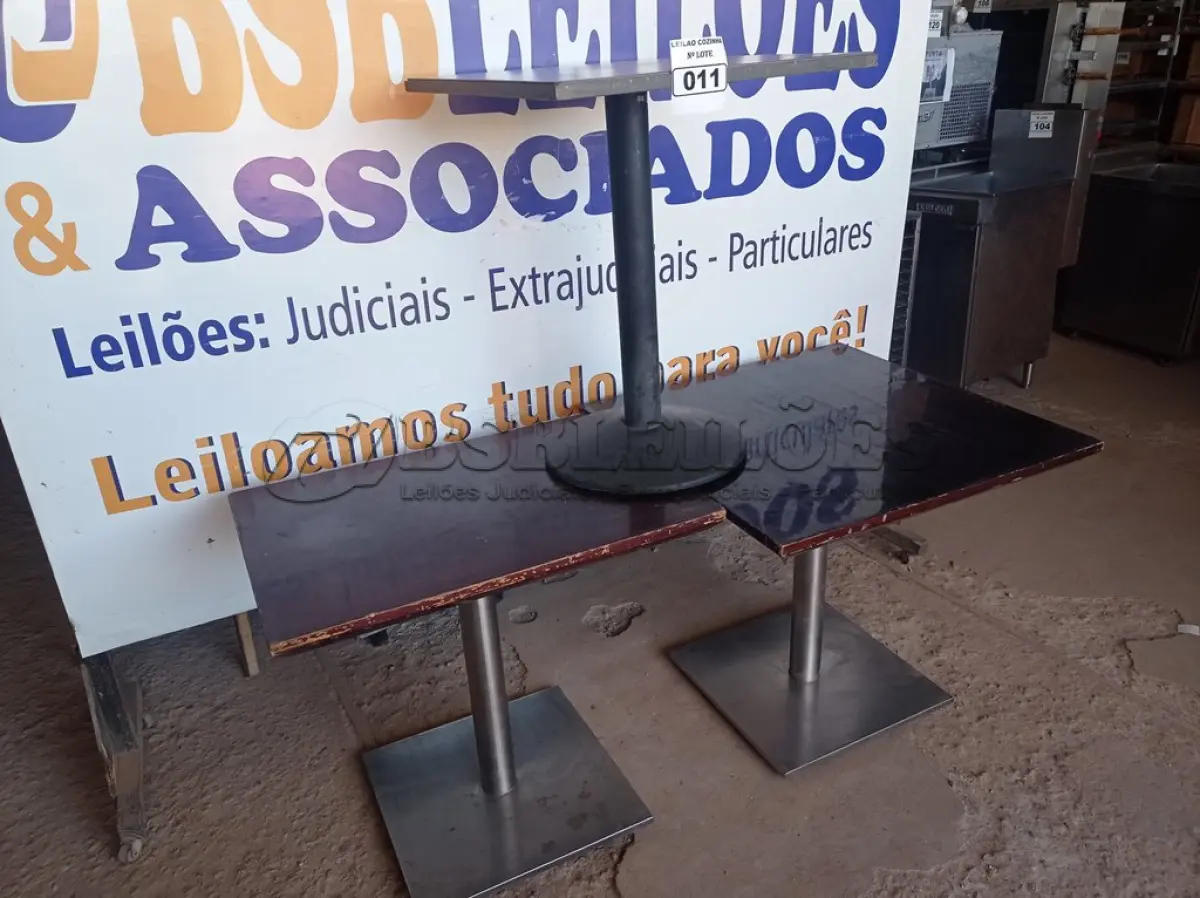 LOTE 011 - 03 MESAS DE MADEIRA COM BASE DE FERRO MEDINDO MEDIDAS VARIADAS. (NO ESTADO, NÃO SABEMOS SE FUNCIONA. LEILÃO NÃO TEM GARANTIA E NEM DEVOLUÇÃO).