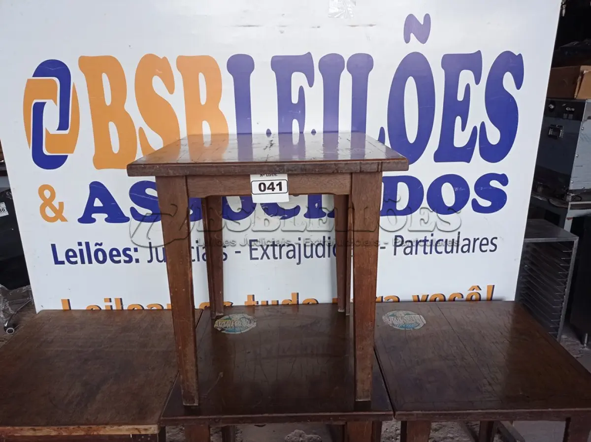 LOTE 041 - 04 MESAS DE MADEIRA MEDINDO 80CMX80CM. (NO ESTADO, NÃO SABEMOS SE FUNCIONA. LEILÃO NÃO TEM GARANTIA E NEM DEVOLUÇÃO).