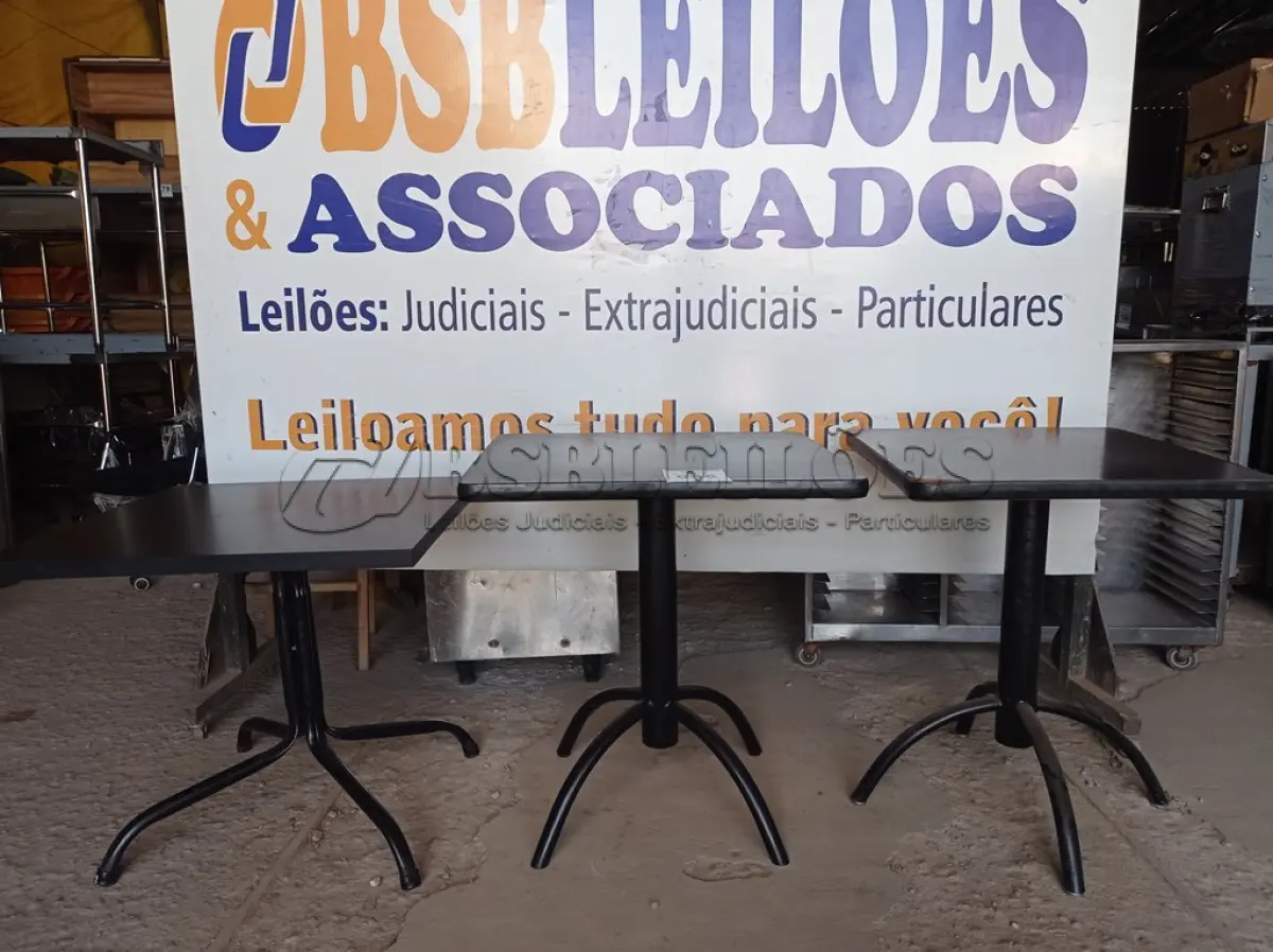LOTE 046 - 03 MESAS DE MADEIRA E PÉS DE FERRO MEDIDAS VARIADAS. (NO ESTADO, NÃO SABEMOS SE FUNCIONA. LEILÃO NÃO TEM GARANTIA E NEM DEVOLUÇÃO).