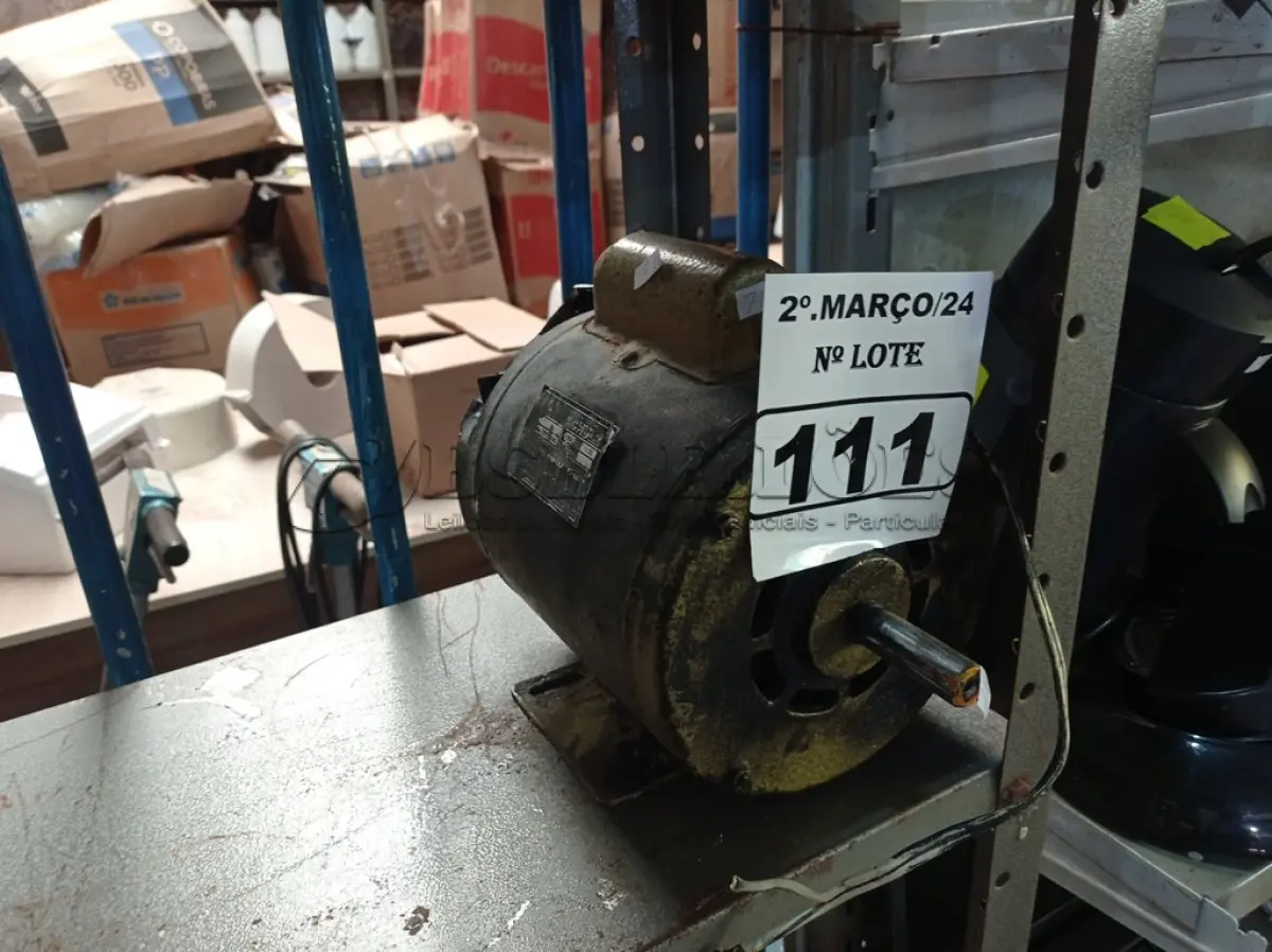 LOTE 111 - 01 MOTOR ELÉTRICO. (NO ESTADO) ATENÇÃO! FAZER A VISITAÇÃO ANTES DE ARREMATAR, NÃO SABEMOS SE FUNCIONA. LEILÃO NÃO TEM GARANTIA E NEM DEVOLUÇÃO, SUJEITO A POSSÍVEIS AVARIAS VISÍVEIS/OCULTAS E/OU AUSÊNCIA DE COMPONENTES.