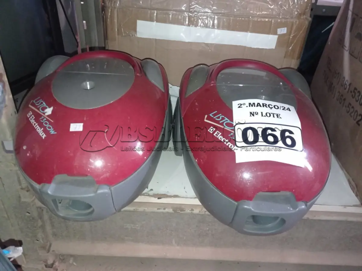 LOTE 066 - 02 ASPIRADORES DE PÓ MARCAS E MODELOS DIVERSOS. (NO ESTADO) ATENÇÃO! FAZER A VISITAÇÃO ANTES DE ARREMATAR, NÃO SABEMOS SE FUNCIONA. LEILÃO NÃO TEM GARANTIA E NEM DEVOLUÇÃO, SUJEITO A POSSÍVEIS AVARIAS VISÍVEIS/OCULTAS E/OU AUSÊNCIA DE COMPONENTES.