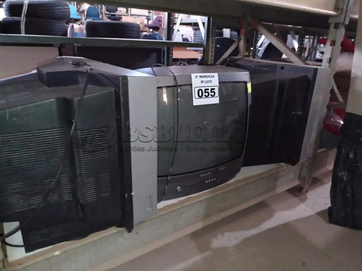 LOTE 055 - 03 TV’S DE TUBO MARCAS E MODELOS DIVERSOS. (NO ESTADO) ATENÇÃO! FAZER A VISITAÇÃO ANTES DE ARREMATAR, NÃO SABEMOS SE FUNCIONA. LEILÃO NÃO TEM GARANTIA E NEM DEVOLUÇÃO, SUJEITO A POSSÍVEIS AVARIAS VISÍVEIS/OCULTAS E/OU AUSÊNCIA DE COMPONENTES.