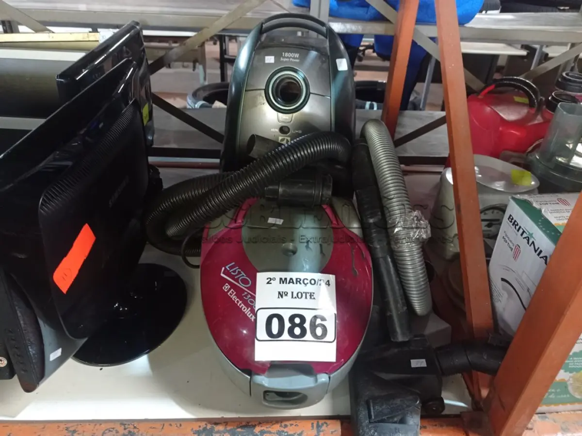 LOTE 086 - 02 ASPIRADORES DE PÓ MARCAS ELECTROLUX MODELOS DIVERSOS. (NO ESTADO) ATENÇÃO! FAZER A VISITAÇÃO ANTES DE ARREMATAR, NÃO SABEMOS SE FUNCIONA. LEILÃO NÃO TEM GARANTIA E NEM DEVOLUÇÃO, SUJEITO A POSSÍVEIS AVARIAS VISÍVEIS/OCULTAS E/OU AUSÊNCIA DE COMPONENTES.