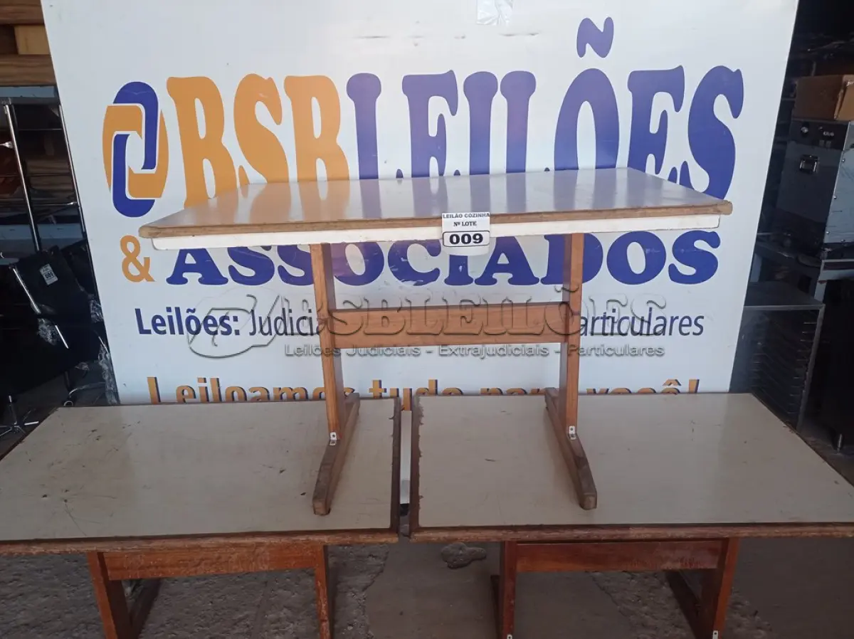 LOTE 009 - 03 MESAS EM MADEIRA MEDINDO 120CMX75CM. (NO ESTADO, NÃO SABEMOS SE FUNCIONA. LEILÃO NÃO TEM GARANTIA E NEM DEVOLUÇÃO).