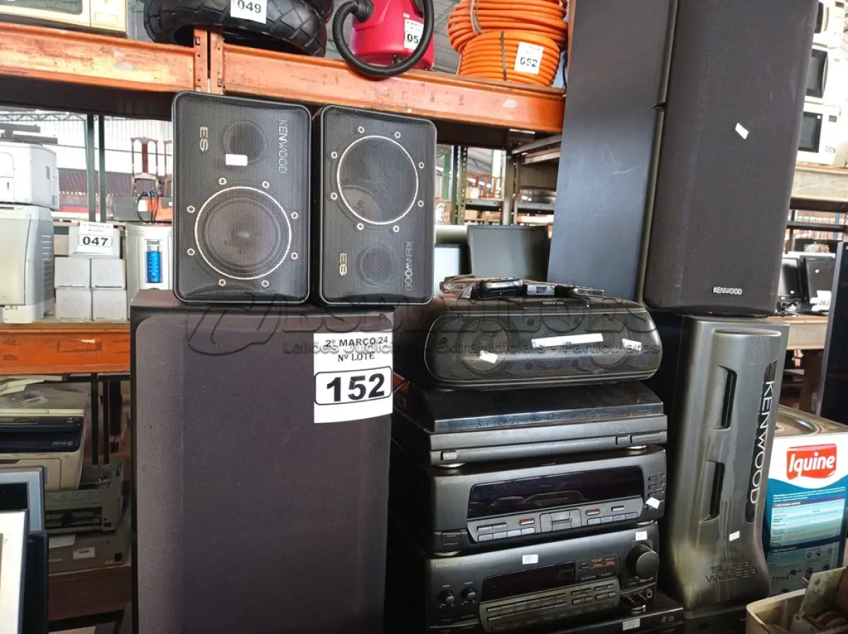 LOTE 152 - 01 CONJUNTO DE SOM MARCA KENWOOD. (NO ESTADO) ATENÇÃO! FAZER A VISITAÇÃO ANTES DE ARREMATAR, NÃO SABEMOS SE FUNCIONA. LEILÃO NÃO TEM GARANTIA E NEM DEVOLUÇÃO, SUJEITO A POSSÍVEIS AVARIAS VISÍVEIS/OCULTAS E/OU AUSÊNCIA DE COMPONENTES.