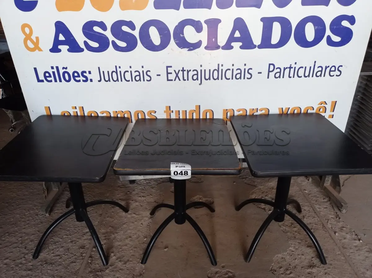 LOTE 048 - 03 MESAS DE MADEIRA E PÉS DE FERRO MEDIDAS VARIADAS. (NO ESTADO, NÃO SABEMOS SE FUNCIONA. LEILÃO NÃO TEM GARANTIA E NEM DEVOLUÇÃO).