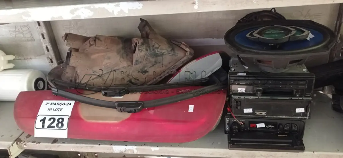 LOTE 128 - 02 LANTERNAS, 01 FAROL, 03 APARELHOS DE SOM AUTOMOTIVO E 01 ALTO-FALANTE. (NO ESTADO) ATENÇÃO! FAZER A VISITAÇÃO ANTES DE ARREMATAR, NÃO SABEMOS SE FUNCIONA. LEILÃO NÃO TEM GARANTIA E NEM DEVOLUÇÃO, SUJEITO A POSSÍVEIS AVARIAS VISÍVEIS/OCULTAS E/OU AUSÊNCIA DE COMPONENTES.