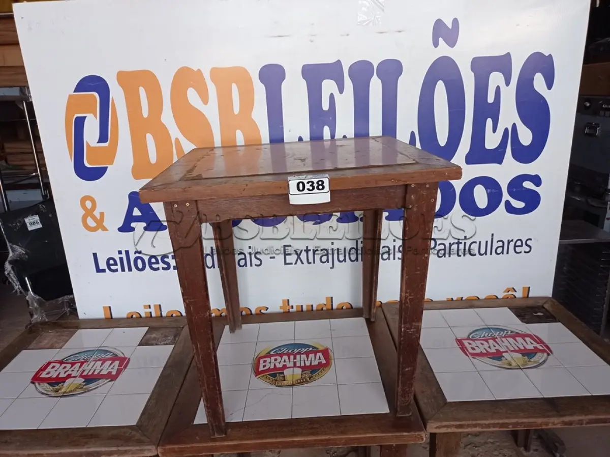 LOTE 038 - 04 MESAS DE MADEIRA, SENDO 03 COM TAMPO DE AZULEJO MEDINDO 80CMX80CM. (NO ESTADO, NÃO SABEMOS SE FUNCIONA. LEILÃO NÃO TEM GARANTIA E NEM DEVOLUÇÃO).